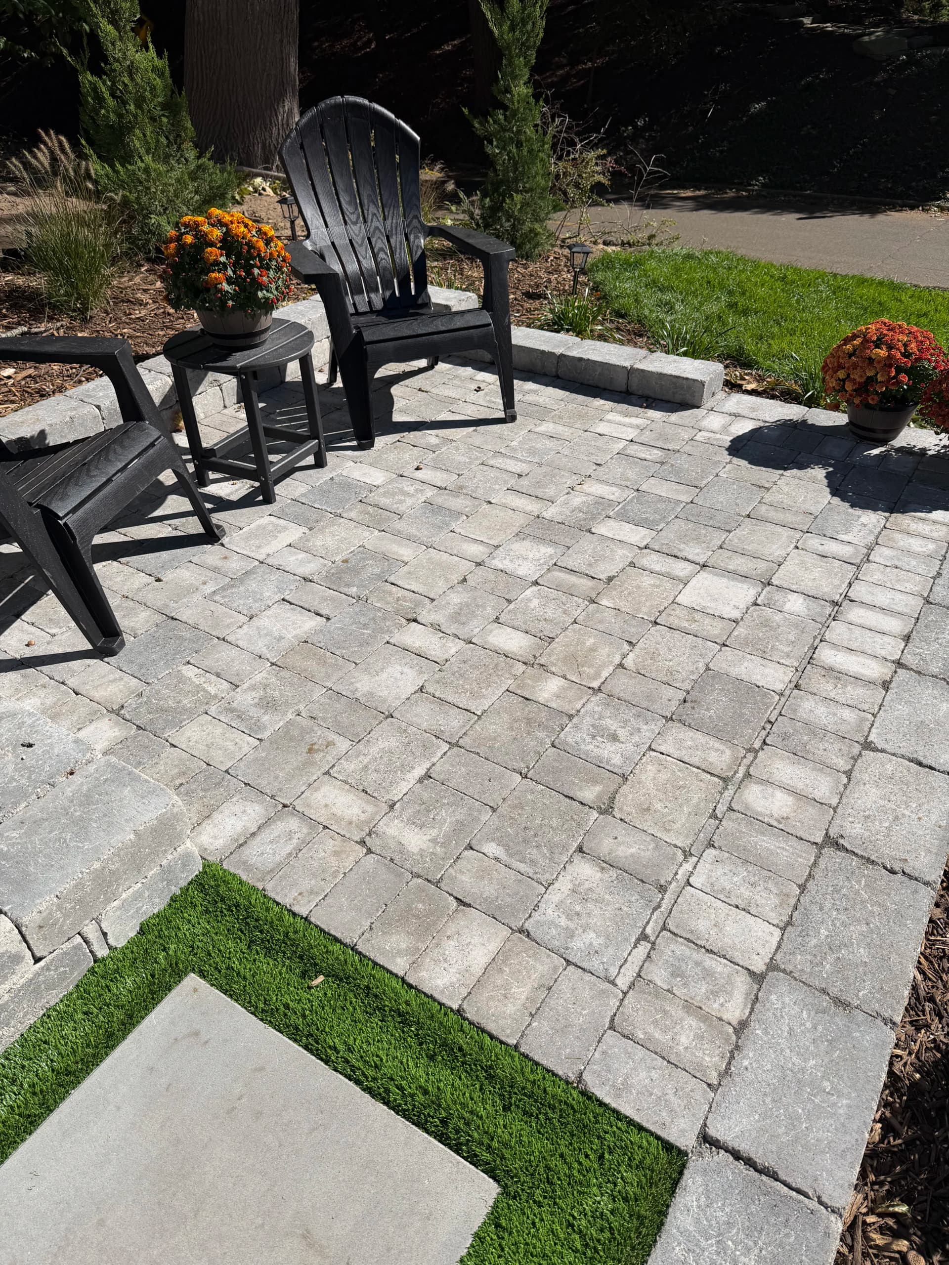 Gallery photos for Stepper Walkway, Turf Inlay, and Brussels Paver Patio Done Right: Image #4
